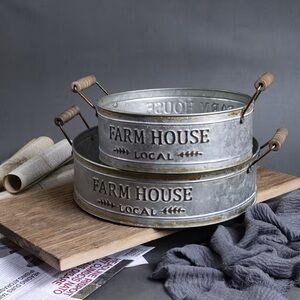 2 METAL TRAYS WITH WOOD HANDLES